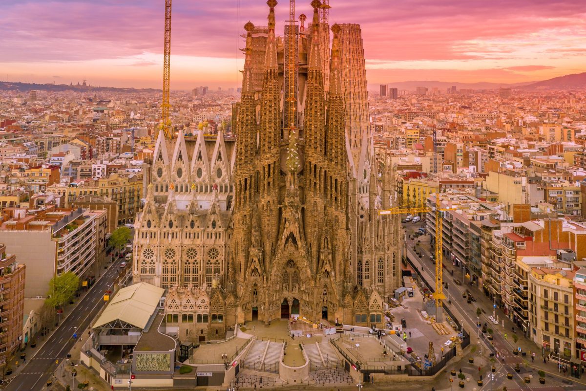 self-guided walking tour Barcelona sagrada familia placa reial la Boqueria la rambla self-guided walking tour of Barcelona Gaudí building map